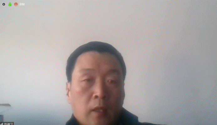 穿黑色衣服的男人描述已自动生成 穿黑色衣服的男人描述已自动生成